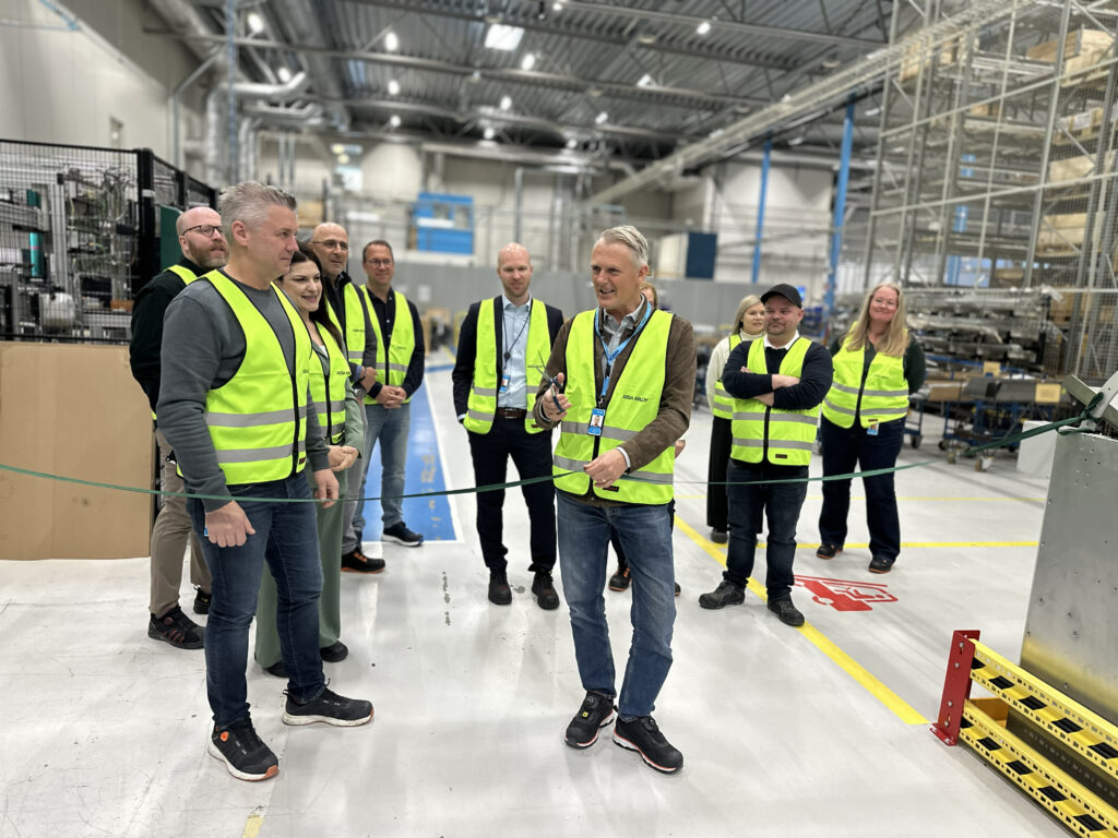 Henrik Mellquist klipper bandet under Assa Abloys invigning av grönt stål i produktionen. Bild: ASSA ABLOY.