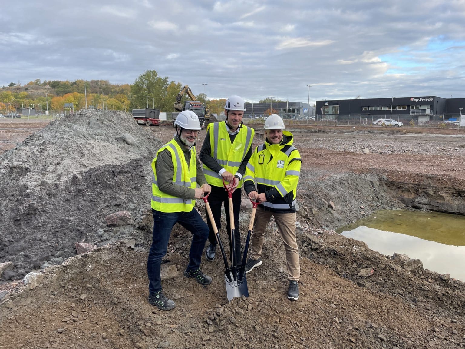 Här grävs för Beijers stora satsning i Väst Grävandet är i full gång. Från vänster i bild: Lars Sahlberg - regionchef i Väst, Patrik Knöös - Filialchef i Hisings Backa, Claes Vosough Westerberg, DC Wäst. Foto Beijer.