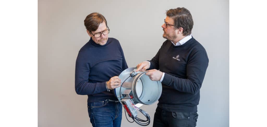 Innovativt brandspjäll Jesper Fornell på Bevego och Niklas Johansson på Bevent Rasch. Notera den förmonterade termiska sensorn.