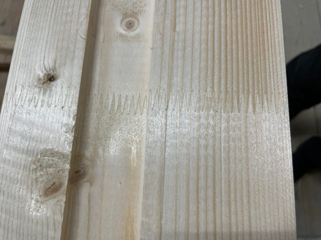  ”Det går åt cirka 35000–40000 kilo lim när vi ligger på fullproduktion på fingerskarven, så det ställer höga krav på att produktionen funkar och att vi minimerar spillet”, förklarar Frank Signarsson på Norsjö Trä.