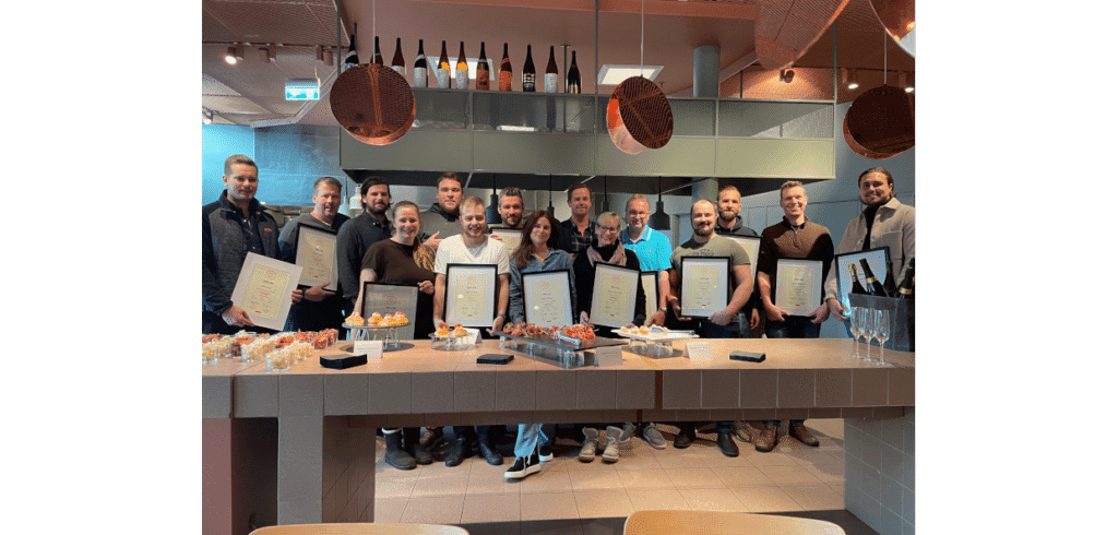 Välutbildade Bolistare gläds åt sina diplom. Foto Bolist