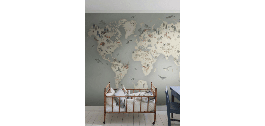 – Kollektionen innehåller hela fem muraler, där barnen på riktigt får en chans att kliva in i Newbies olika mönstervärldar. Det blir lite som en kullis för alla små upptäckare att leka till, säger Jenny Hahne Gadd, designer hos Boråstapeter.