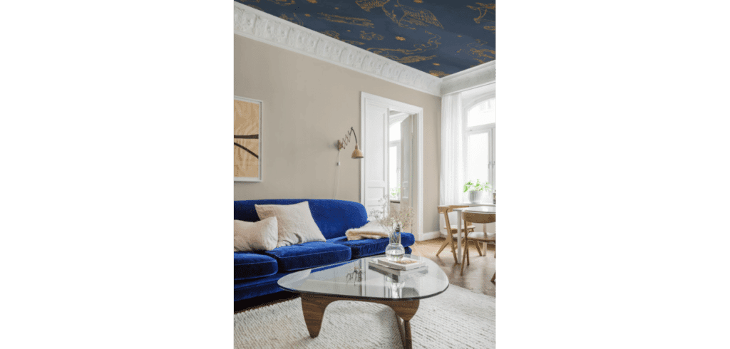 Mönstret Constellations är som en unik, storskalig muralmålning. Foto Boråstapeter