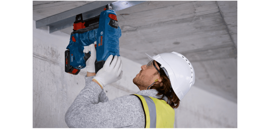 Sladdlös spikpistol för betong Boschs första sladdlösa betongspik-pistol. Bild Bosch