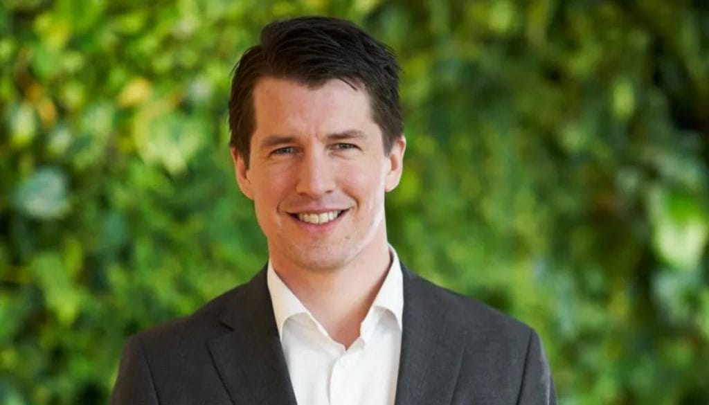 Carl Rülcker, vd på Byggelement går emot konventionen att minska personal utan istället nyanställer mellan 50 och 70 personer när företaget automatiserar.