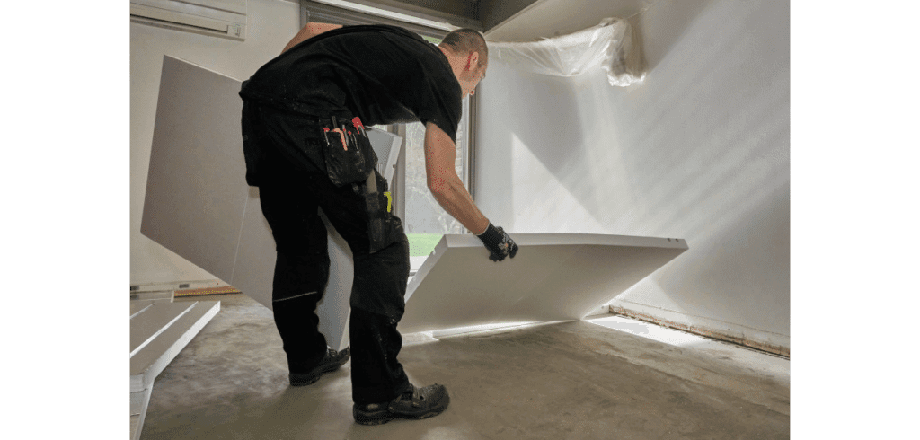 Förenklad golvinstallation med kombiskiva Svensktillverkade Combiboard är lätt och enkel att hantera. Foto LK