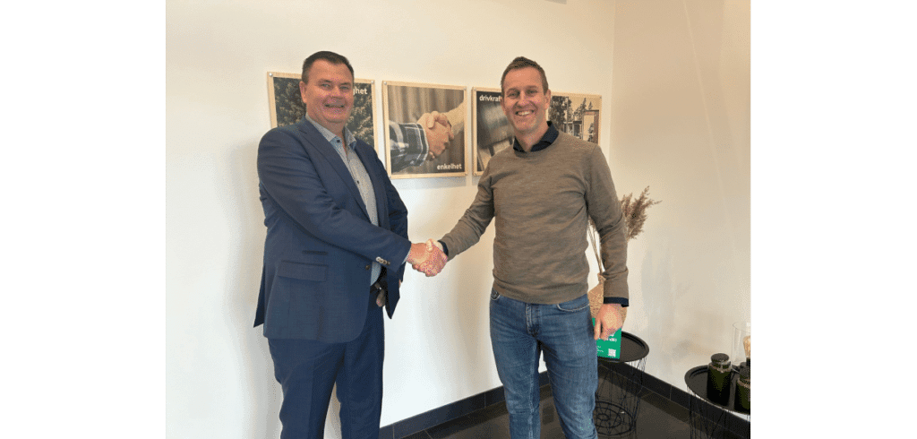 Derome väljer Dana Lim som ny huvudleverantör av fog och lim. Till vänster Torsten Hjelm, vd på Dana Lim Sverige och Martin Axelsson, koncerninköpschef på Derome till höger.