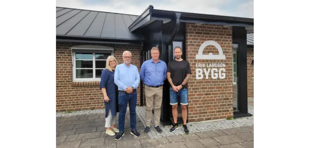 Sveriges Fria Bygghandlare får tillökning Syskonen Birgitta, Per och Torbjörn Larsson från Holgers Stugmaterial tillsammans med Lars Larsson, vd på Erik Larsson Bygg.