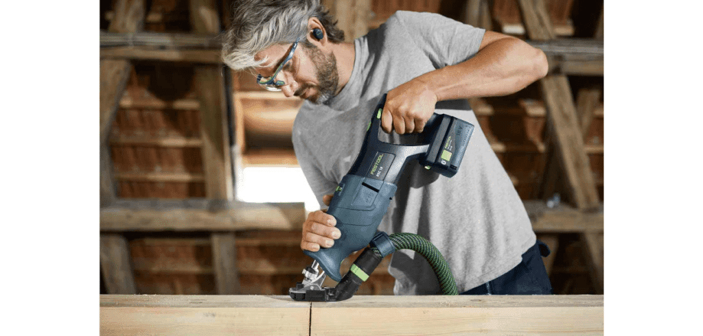 Batteridriven Tigersåg I Festools sortiment finns passande sågblad för olika uppgifter – och utsugsanordning tar hand om dammet. Bild Festool