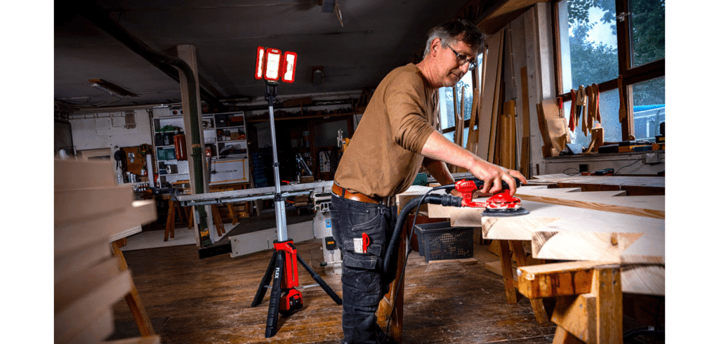 Batteridriven byggstrålkastare Ljus arbetsplats utan sladdar. Bild Flex