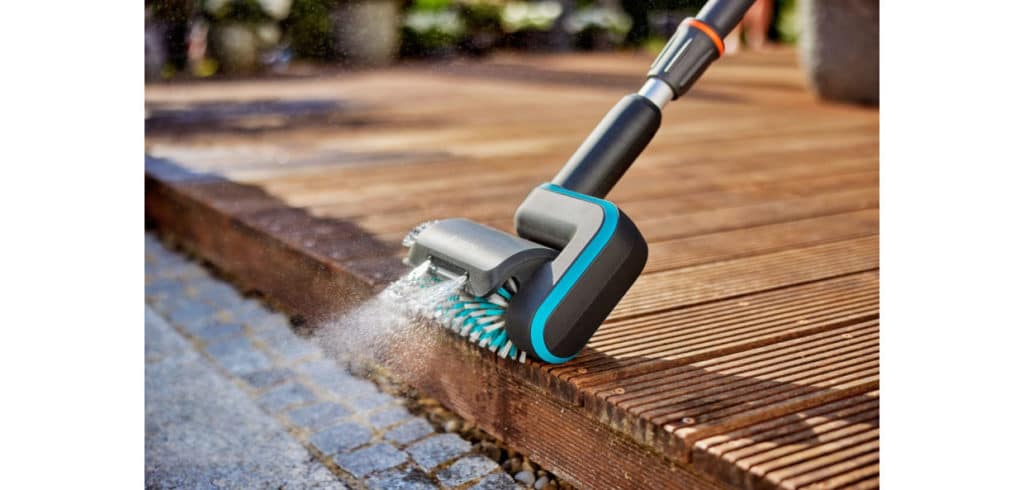 Gardenas nya batteridrivna vattenborste för altantvätt. Bild Gardena