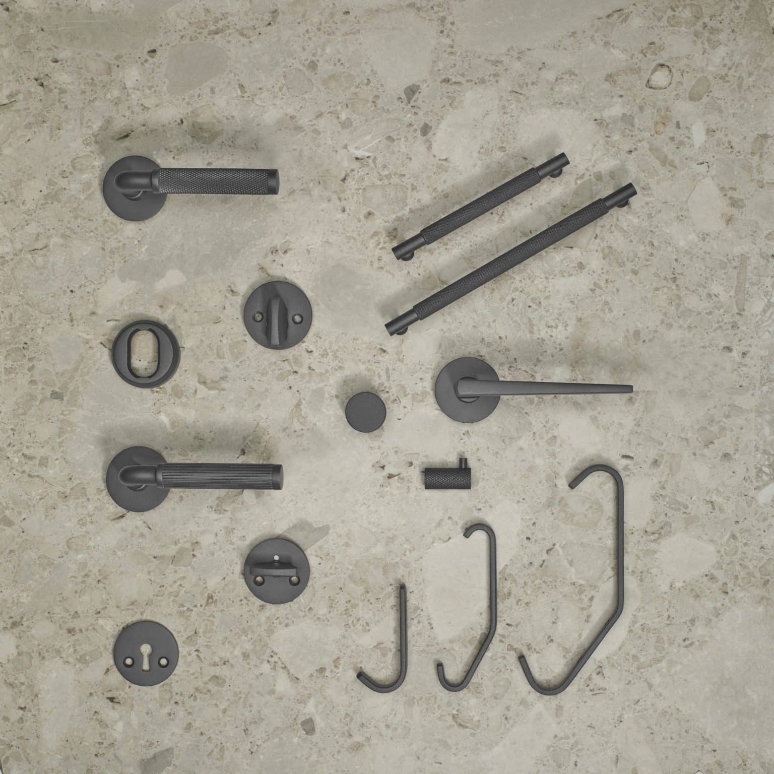 Att mixa och matcha krokar, knoppar och handtag i samma färg i badrum, kök, hall och vardagsrum ger en enhetlig känsla i hemmet, menar Habo. Bild Habo.