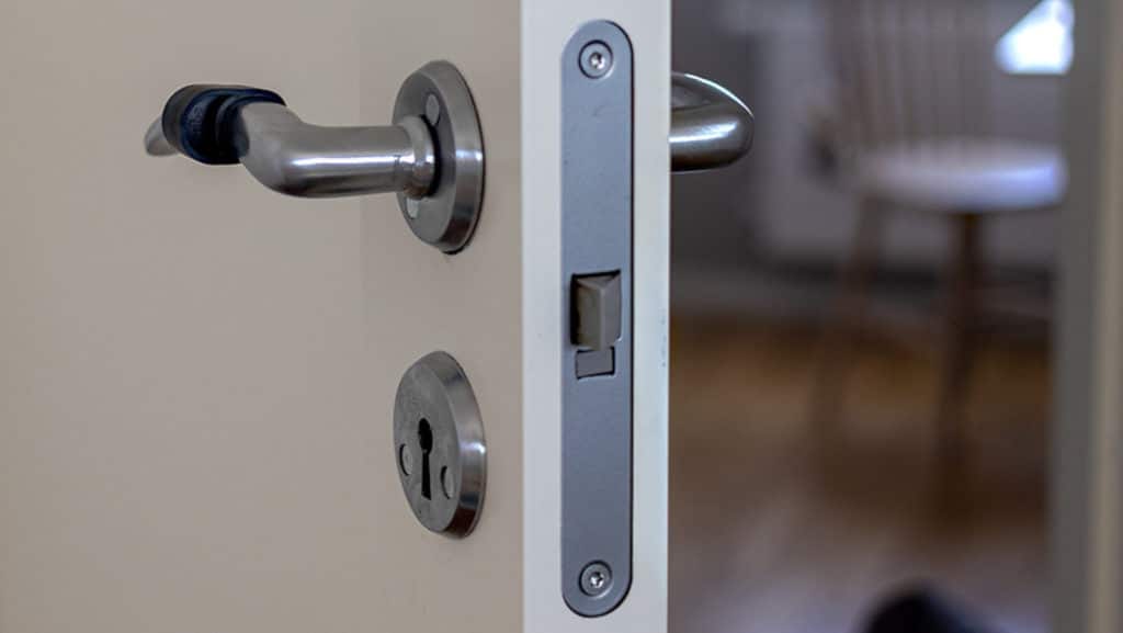 Handtagsbuffert skyddar väggen och den klassiska dörrkilen kommer i ny design. Foto Habo