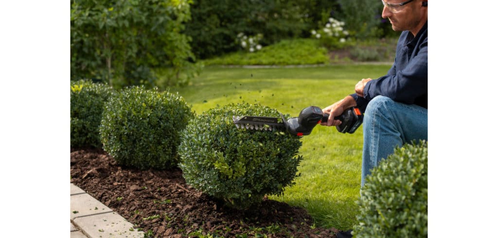 Nytt redskap för buskformning Husqvarnas batteridrivna trädgårdsserie Aspire har fått ett tillskott. Bild Husqvarna