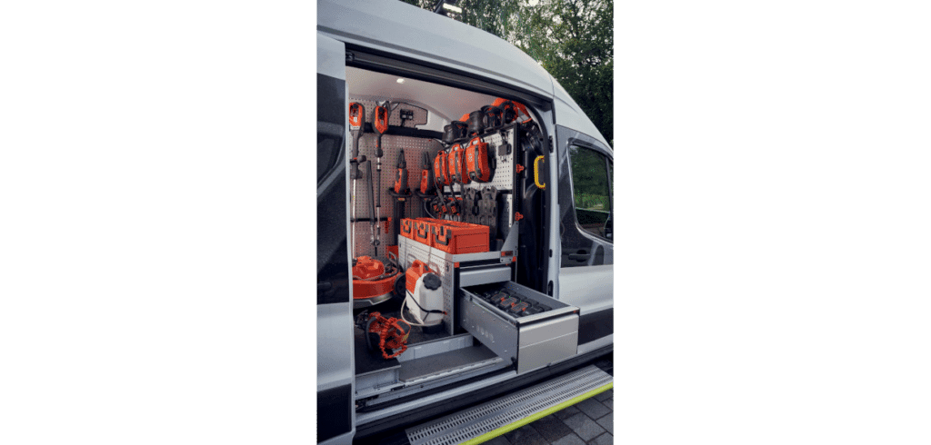 Ladda verktygen direkt i arbetsbilen Arbetsfordon med inbyggd batteriladdning. Foto Husqvarna