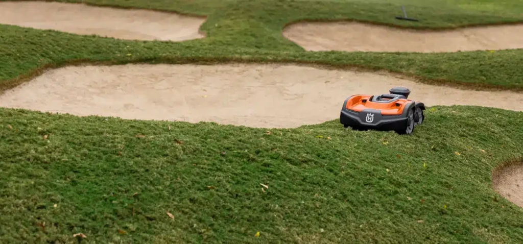 Husqvarna breddar sortimentet – 13 nya slingfria robotgräsklippare De nya modellerna från Gardena blir koncernens första slingfria robotgräsklippare som säljs i detaljhandeln, såsom byggvaruhus, trädgårdscenter och e-handel