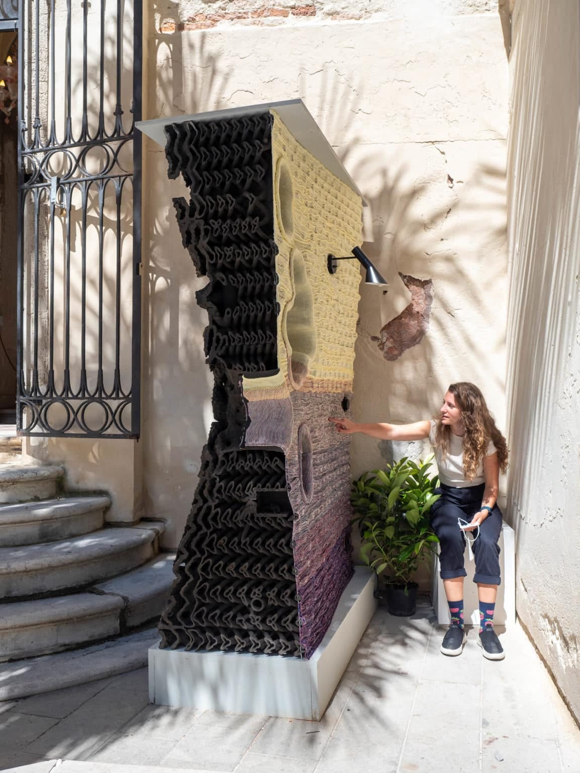 Paradigmskifte väntar byggindustrin  Bild på 3D-printad vägg i träbaserat material.