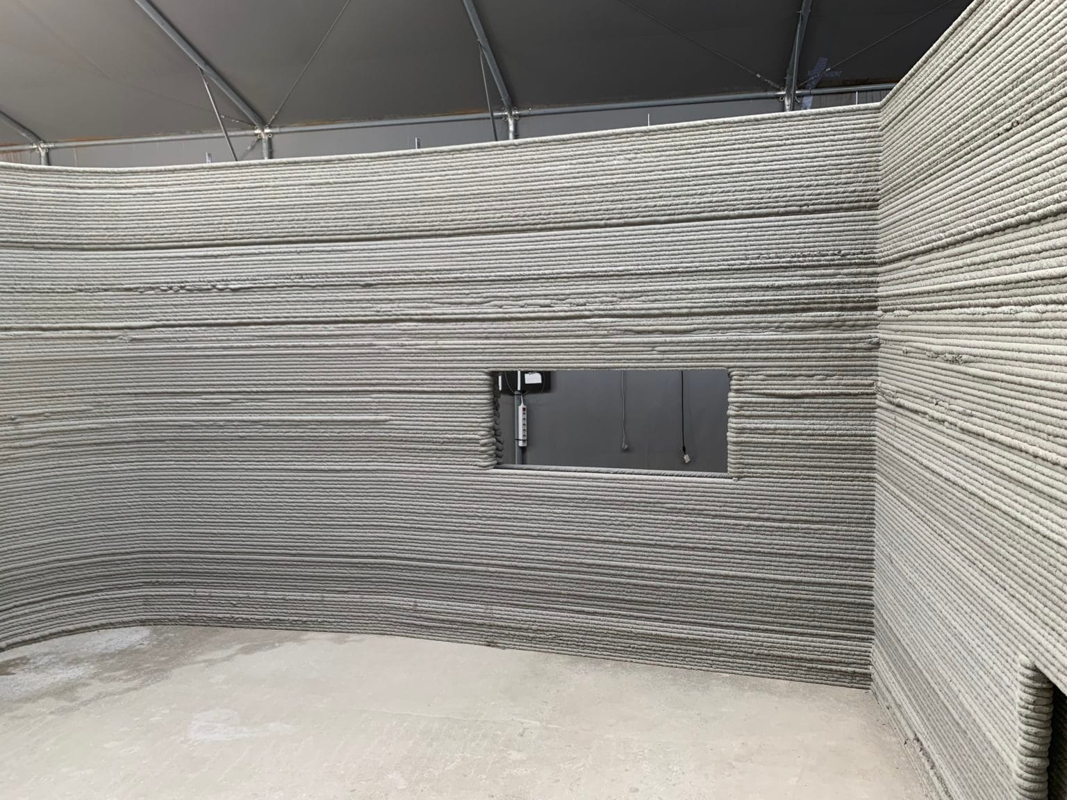 Framgång för 3D-printat betonghus Bild på 3D-printad vägg av betong.