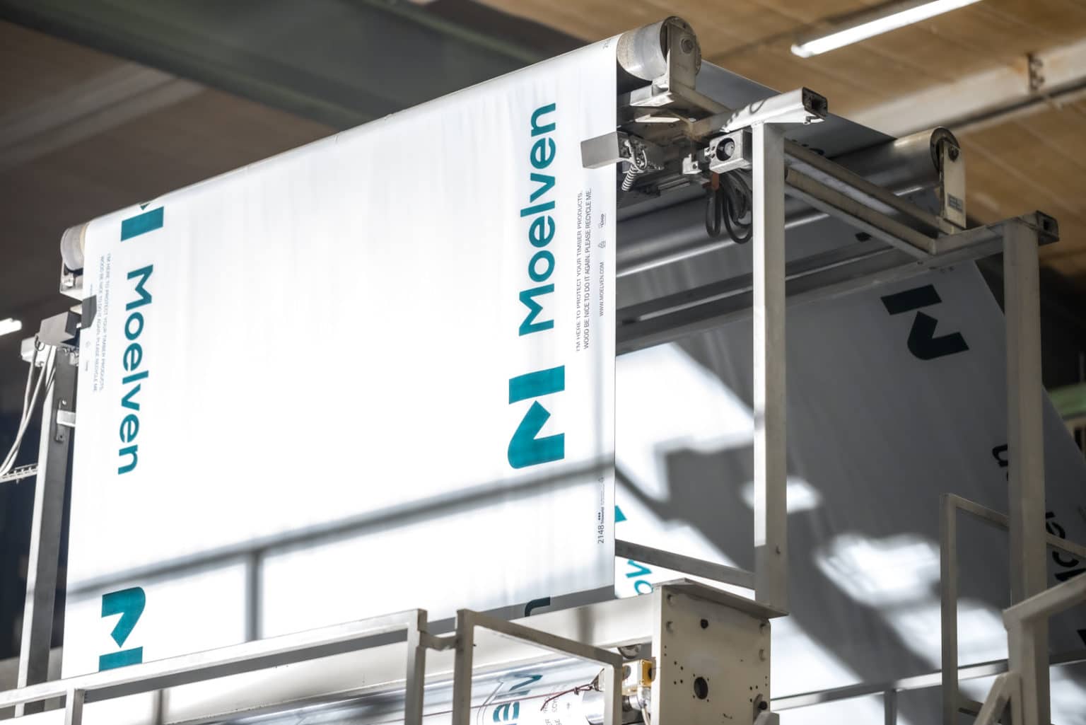 Bilden visar en stor förpackning med Moelvens återvunna emballageplast.