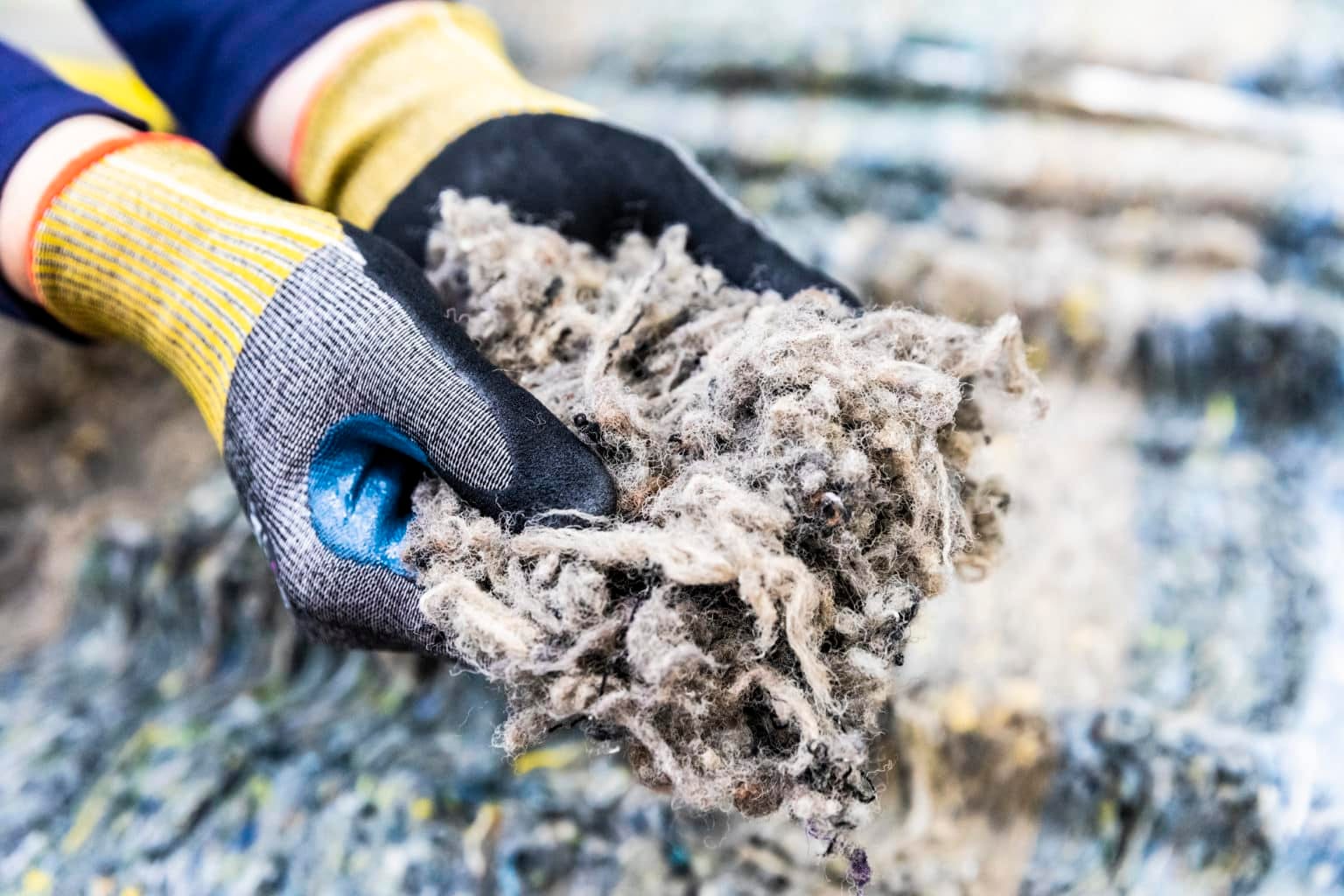 Bild på mattor som strimlats för återvinning