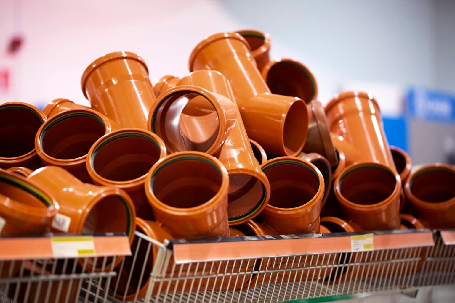 K-Bygg säljer Onninen-produkter Rör för vatten och avlopp.