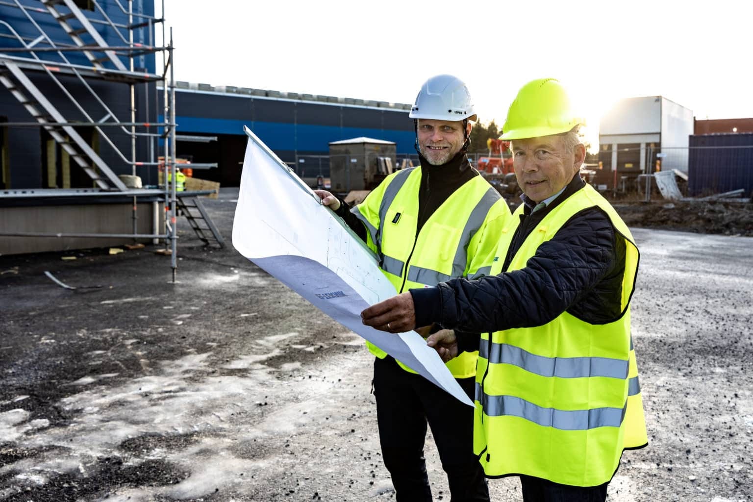 Ahlsells nya butik i Östersund tar form Bild på Magnus Carlsson och Jan Vestlund.