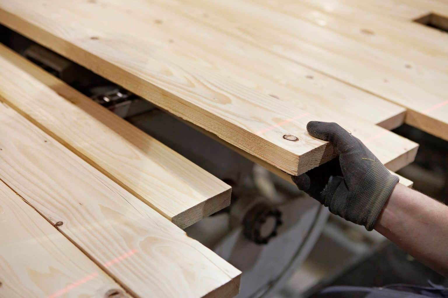 Bild på sågade brädor