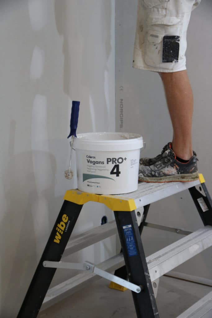 Luktfri proffsfärg för tak och väggar.