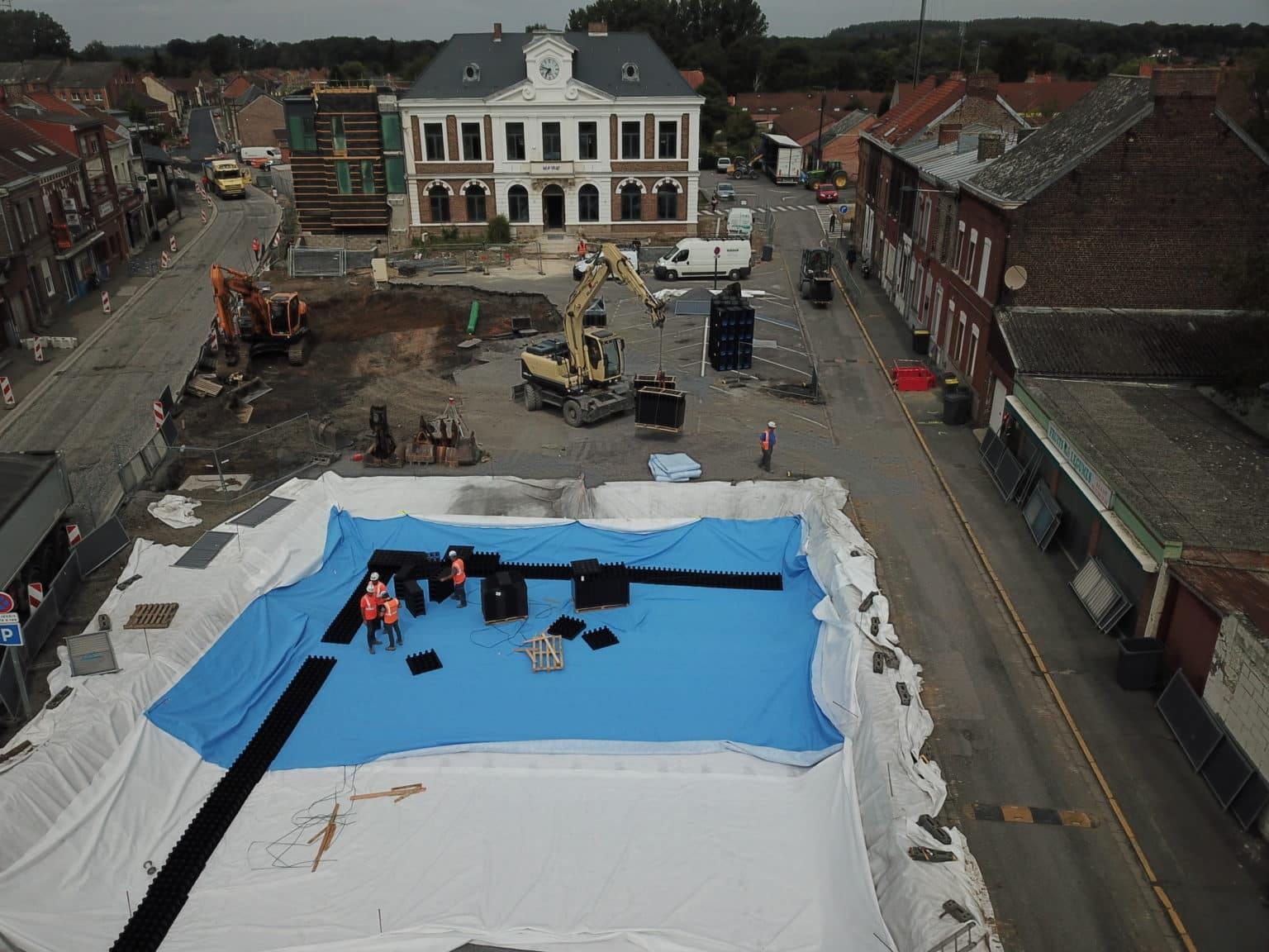 Aquatextil renar vatten från olja Bild på Aquatextil som täcker en grop.