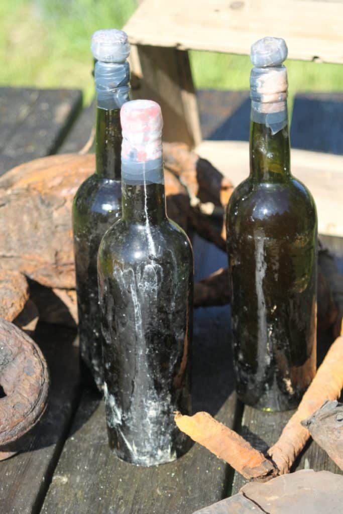 Skattjakt till havs med byggtejp Här är några flaskor som tidigare hittats på havets botten av The Ocean Explorer Team