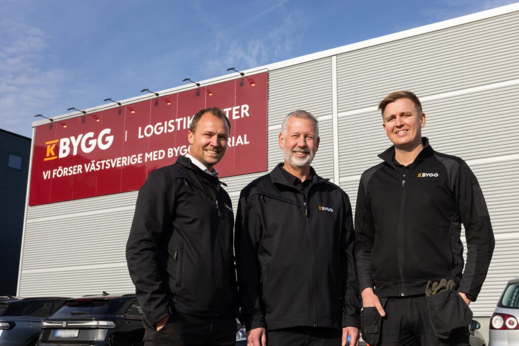 Stefan Hagman, regionchef K-Bygg Väst, Robert Möller, platschef, och Lennie Gustafsson, lagerchef, framför K-Byggs nya logistikcenter i Mölndal.