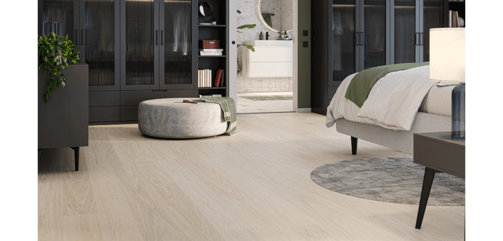 Karl Hedin och Bjelin i golvsamarbete Vistorp är ett pudervitt, mattlackat härdat trägolv från Bjelin.