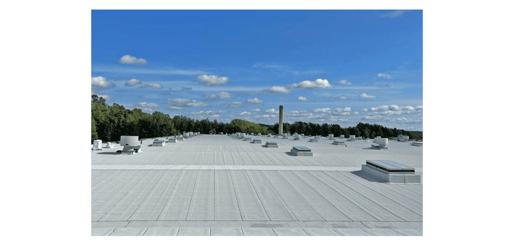 Det renoverade taket som nu får luftrenande egenskaper är stort som tolv fotbollsplaner. Foto Mataki