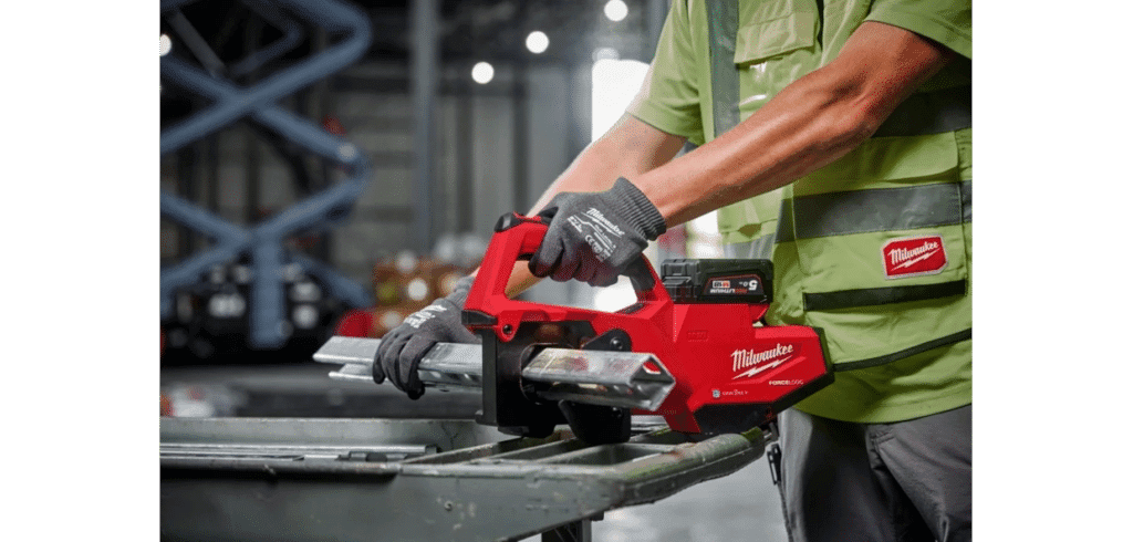 En skensax som erbjuder ökad effektivitet med rena kapningar klara för installation. Bild Milwaukee