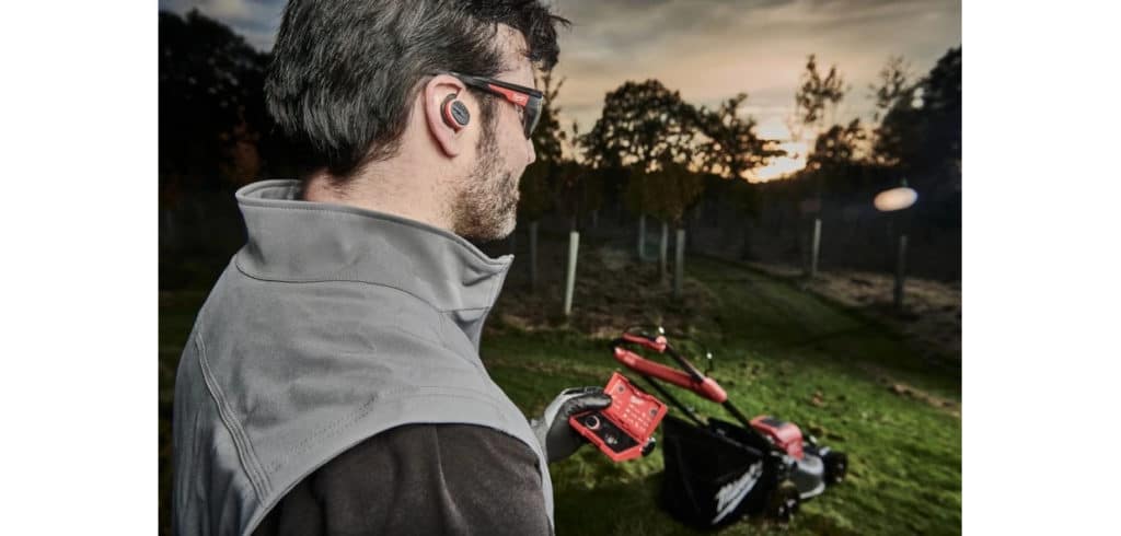 Hörselskydd med medhörning Hörselskydd som inte tar bort för mycket ljud. Bild Milwaukee