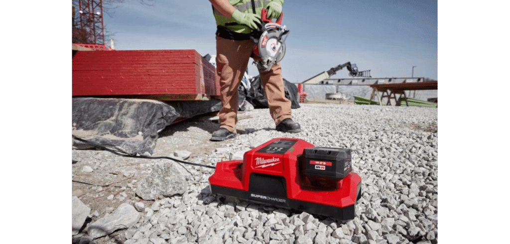 Klarar två batterier samtidigt. Bild Milwaukee