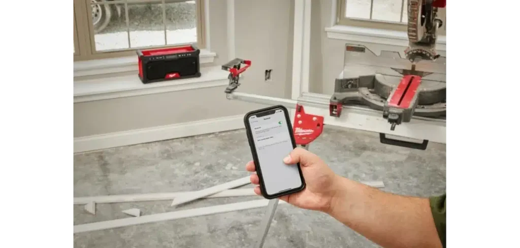 Det ska svänga på arbetsplatsen Radion har slagtåliga hörn och stålgaller för att hålla i krävande arbetsplatsmiljöer. Bild Milwaukee