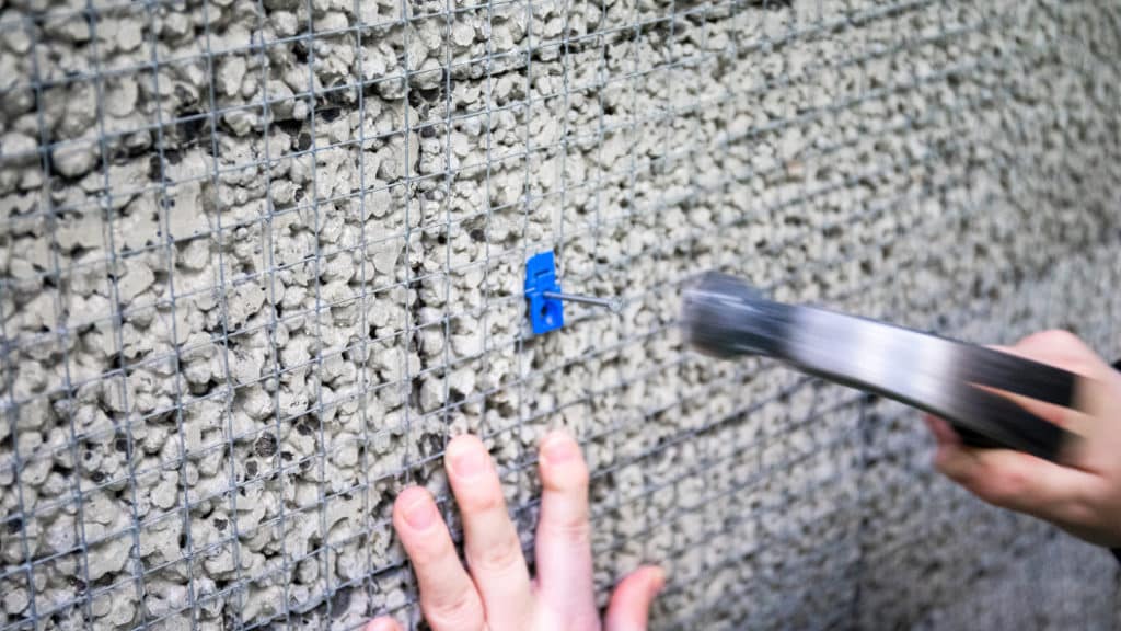 Nätfästet klarar två trådar åt gången. Bild Finja