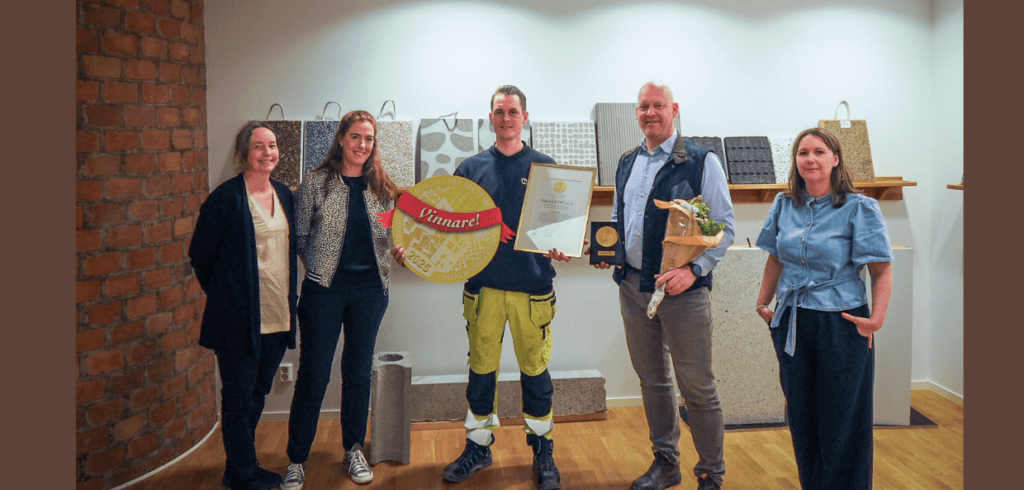 Heidelberg Materials Precast Contiga i Uddevalla tog emot Nordbyggs guldmedalj 2025. I mitten: Emil Sundström och Carl-Johan Appelberg, tillsammans med jurymedlemmarna från vänster: Ingar Lindholm, Lina Hann och Anna Göth.