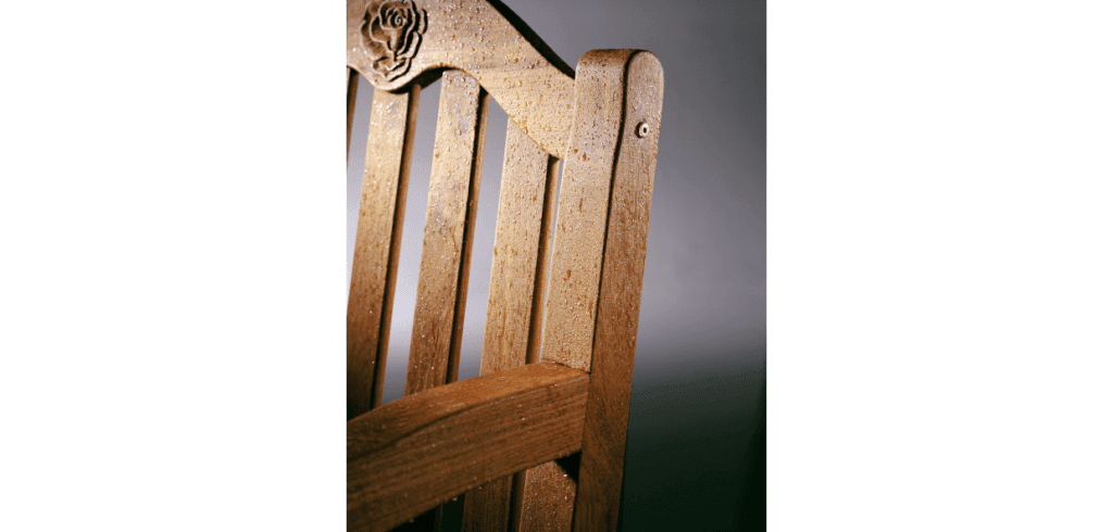 Osmo Olja på en utomhus-stol. Foto Osmo