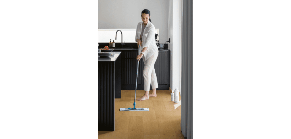 Tuff men skonsam golvrengöring från Pergo Två nya rengörare som varken räds rött vin eller nagellack. Bild Pergo