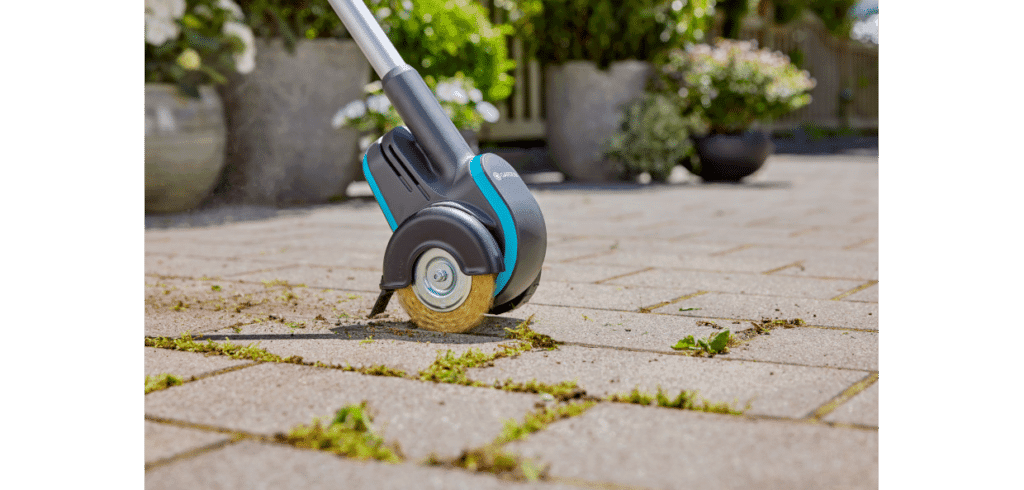 Spätt bort ogräset. Bild Gardena