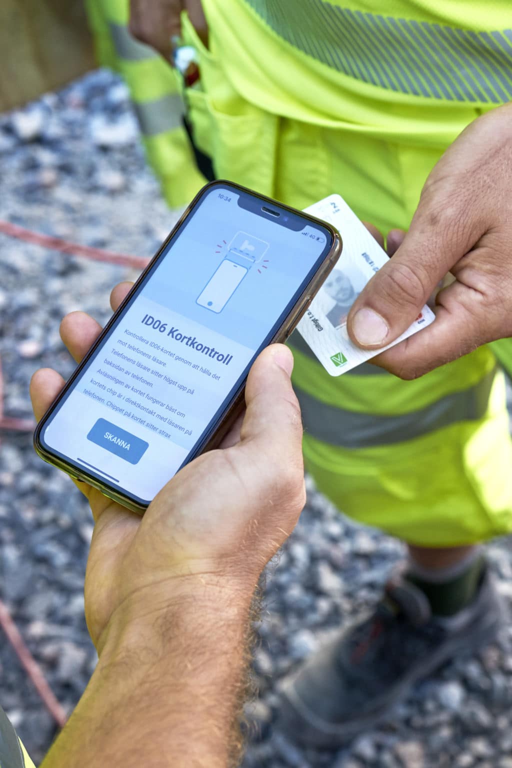 På arbetsplatserna kontrollerades bland annat att personal som uppehöll sig på området hade rätt ID-handlingar och arbetstillstånd. Foto Bengt Alm, Rättvist byggande