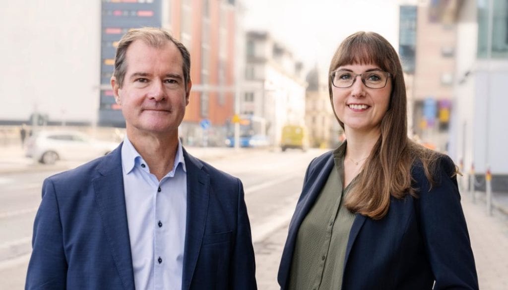 Riksbyggen vill ha investeringsstödet åter Mårten Lilja, vice vd på Riksbyggen och chef för affärsområde Bostad och Johanna Bjurskog, bostadspolitisk expert på Riksbyggen. Foto- Riksbyggen.