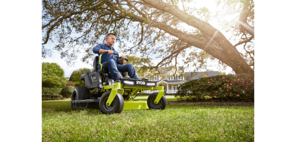 Snävsvängande åkgräsklippare Snävare svängar kan förkorta åksträckan, menar tillverkaren. Bild Ryobi