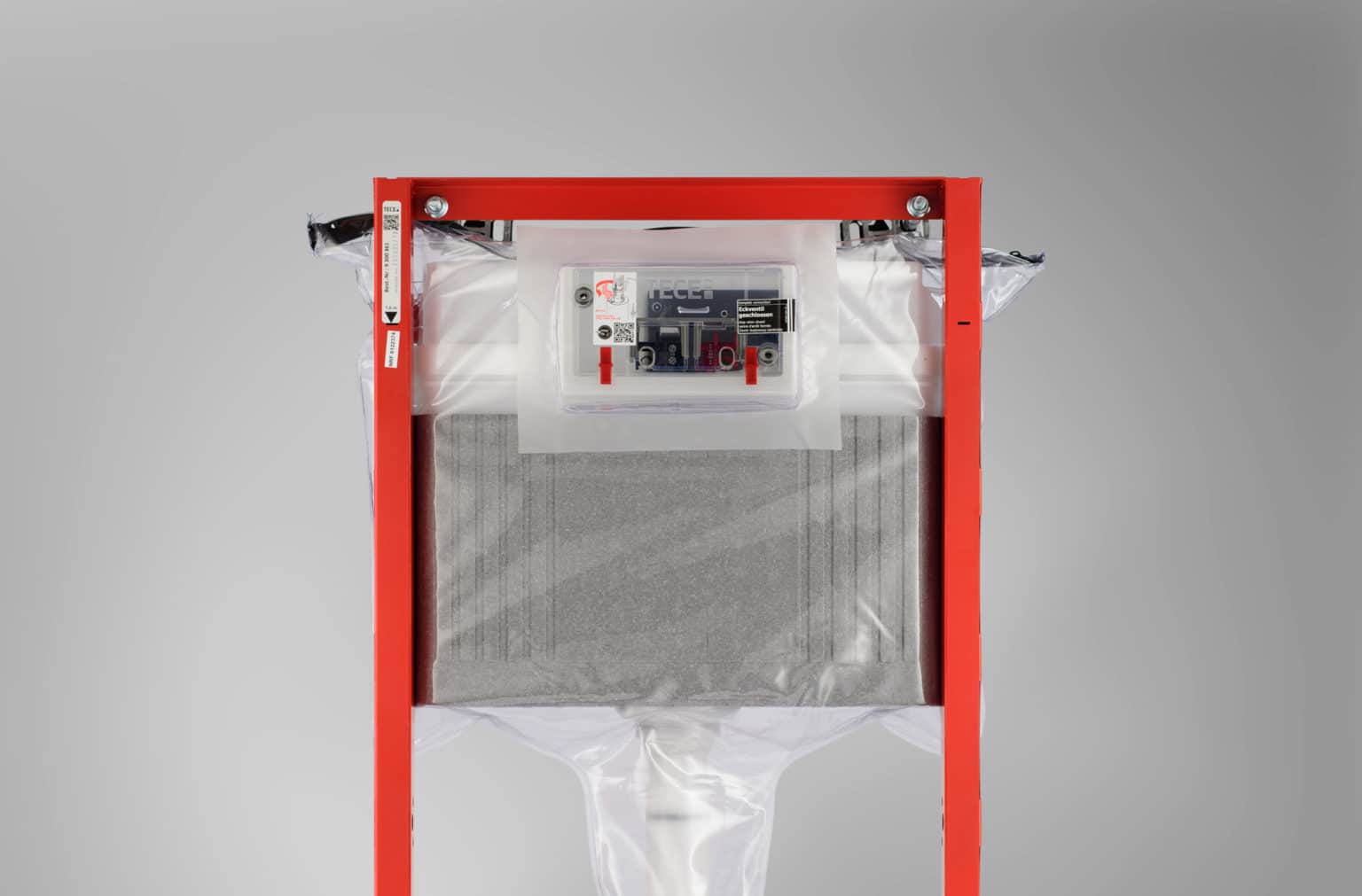 En förmonterad påse som fungerar som ett tätskikt sitter monterad runt cisternen och spolröret. Bild Tece