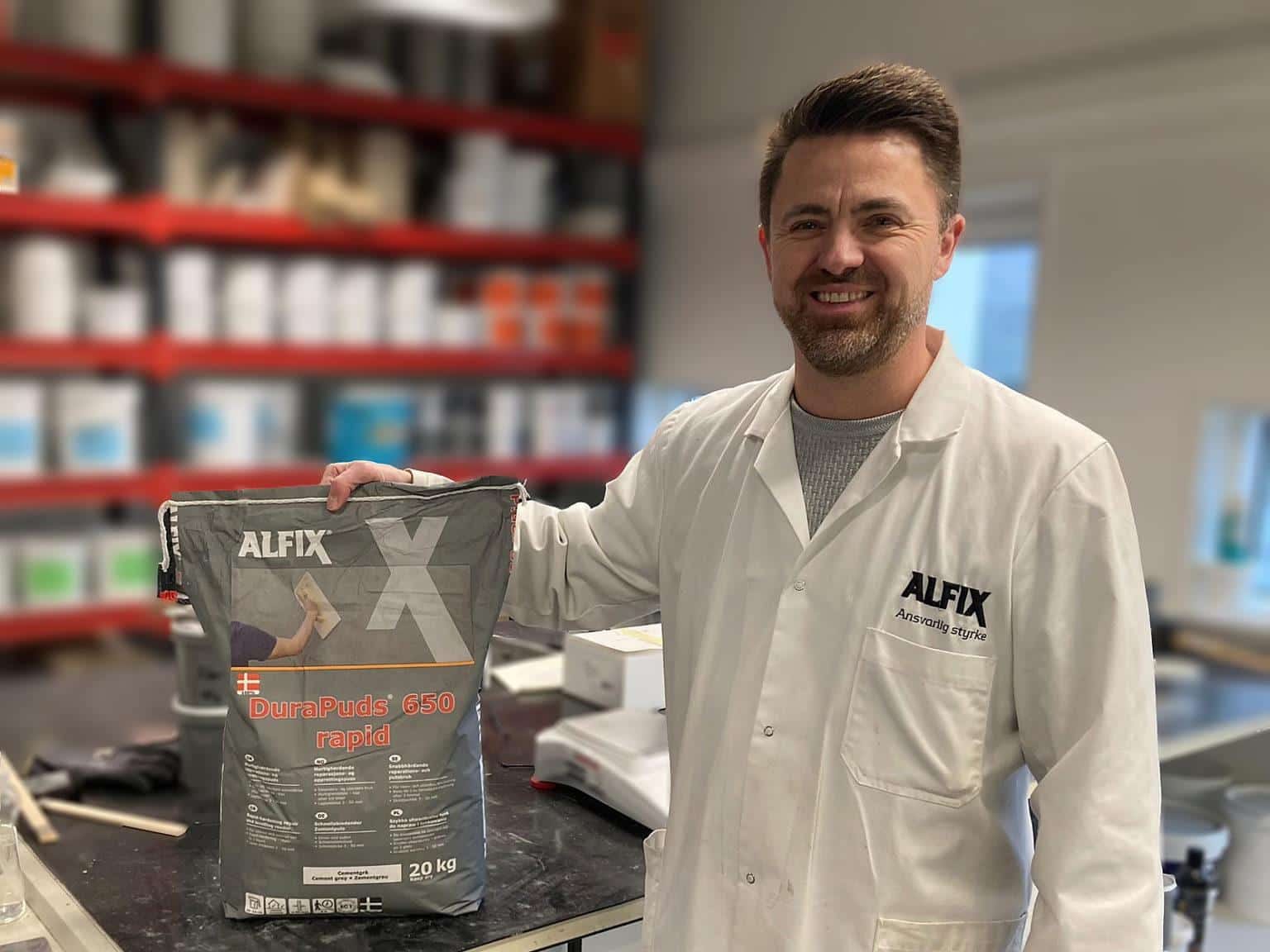 Nytt snabbhärdande putsbruk Murarna kan spara flera dagars torktid, enligt Kim Mathiasen, innovationschef på Alfix. Foto Alfix