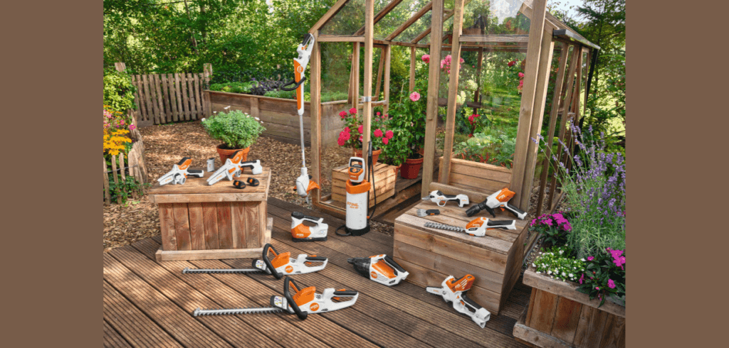 I utbudet finns maskiner inom batterisystemen AS och AK med relevanta tillbehör samt ett begränsat utbud av leksaker.