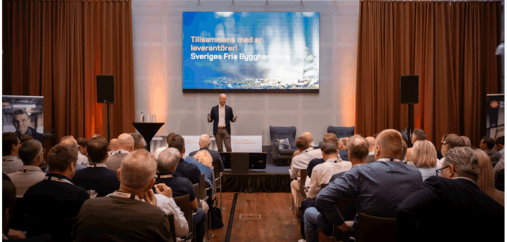 Leverantörer positiva till Sveriges Fria Bygghandlare Johan Rosendahl, styrelseordförande och tf vd för Sveriges Fria Bygghandlare gör en avsiktsförklaring inför 170 församlade leverantörer.