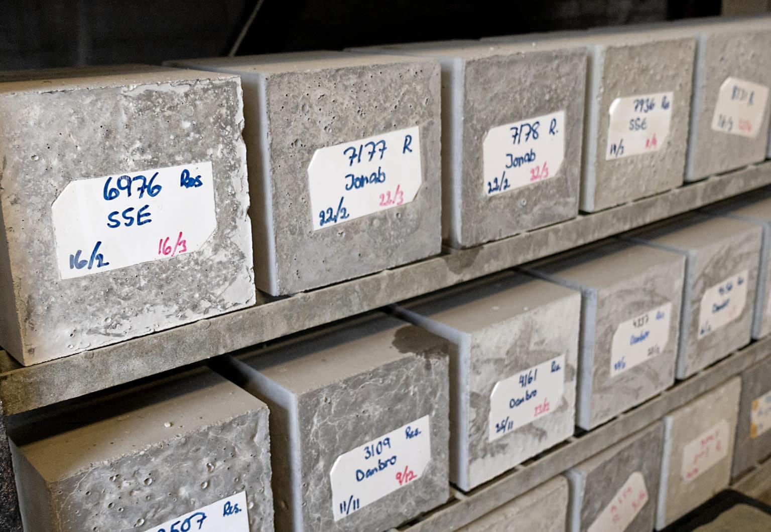 Swerock och Peab Asfalt öppnar nytt labb i Danderyd Nya labbet är även öppet för betongprover från externa kunder. Foto Henrik Nordell.